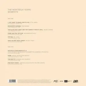 Quatrième de couverture d'un album intitulé The Montreux Years : Moments, avec une liste de chansons et d'artistes pour la première et la deuxième face sur un fond beige avec un texte noir. Les informations relatives aux droits d'auteur et au label figurent au bas de la pochette.