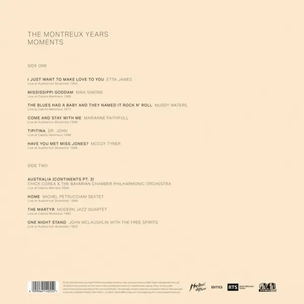 Quatrième de couverture d'un album intitulé The Montreux Years : Moments, avec une liste de chansons et d'artistes pour la première et la deuxième face sur un fond beige avec un texte noir. Les informations relatives aux droits d'auteur et au label figurent au bas de la pochette.