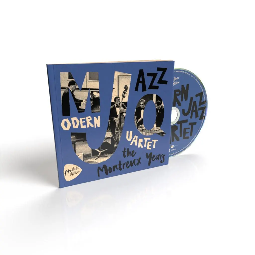 Un boîtier de CD et un disque pour "The Modern Jazz Quartet, The Montreux Years", avec une typographie audacieuse et ludique et une photo du groupe en noir et blanc sur fond bleu.