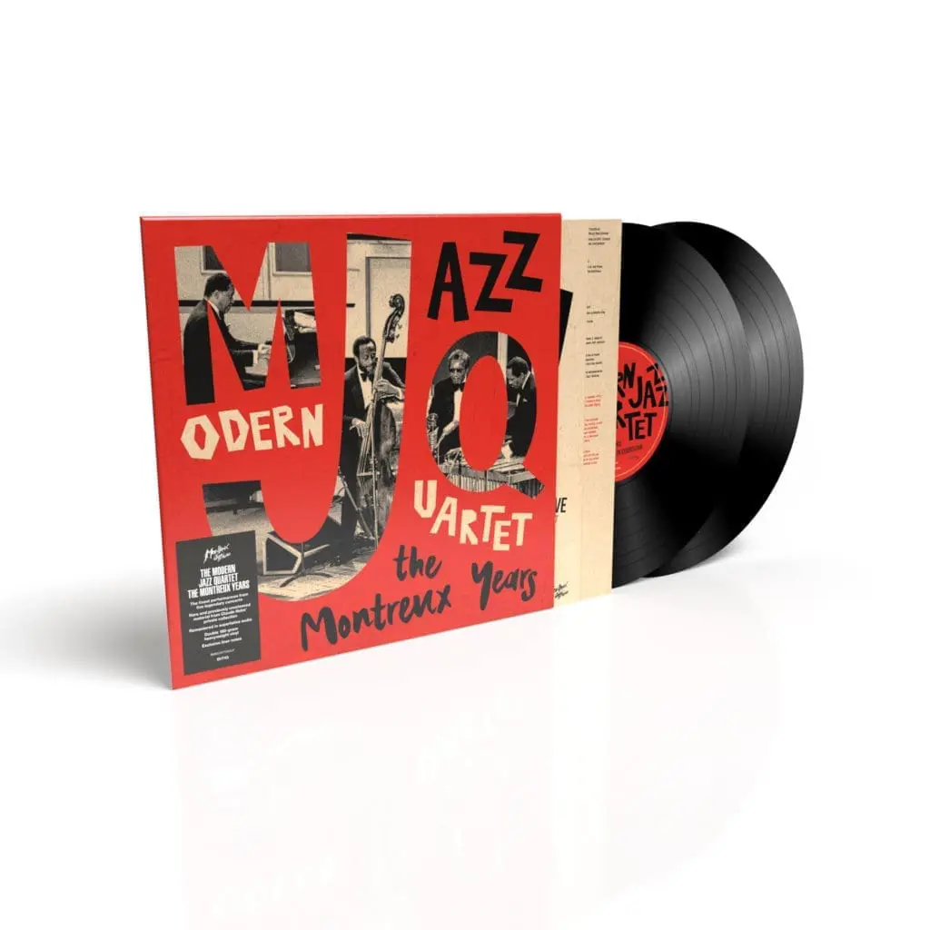 Un double disque vinyle partiellement tiré d'une pochette d'album rouge et noire pour "The Modern Jazz Quartet, The Montreux Years", comportant une photo du groupe et un texte stylisé en gras.