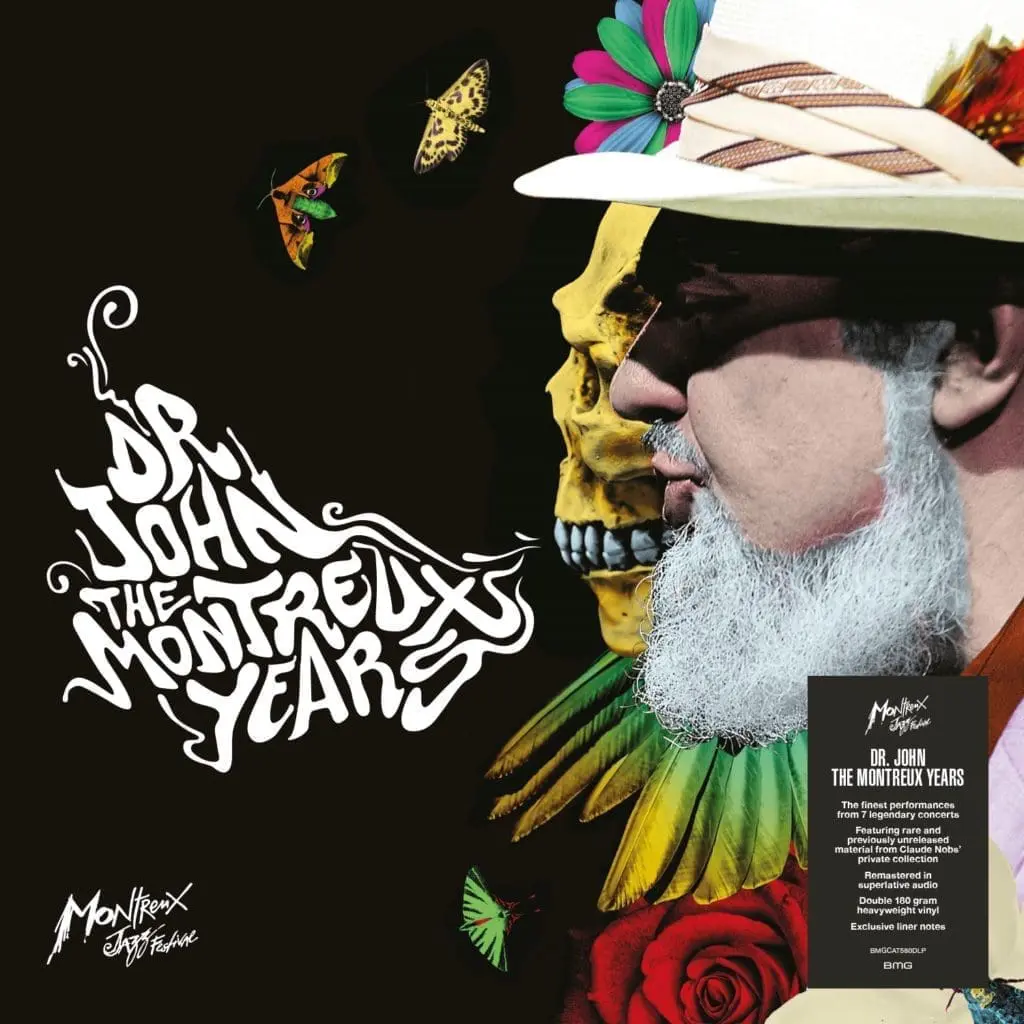 Pochette de l'album Dr. John : The Montreux Years représentant Dr. John de profil, avec une barbe et un chapeau blancs, face à un crâne jaune. Des plumes brillantes, des papillons et une rose sont également visibles. Un texte stylisé remplit le côté gauche.