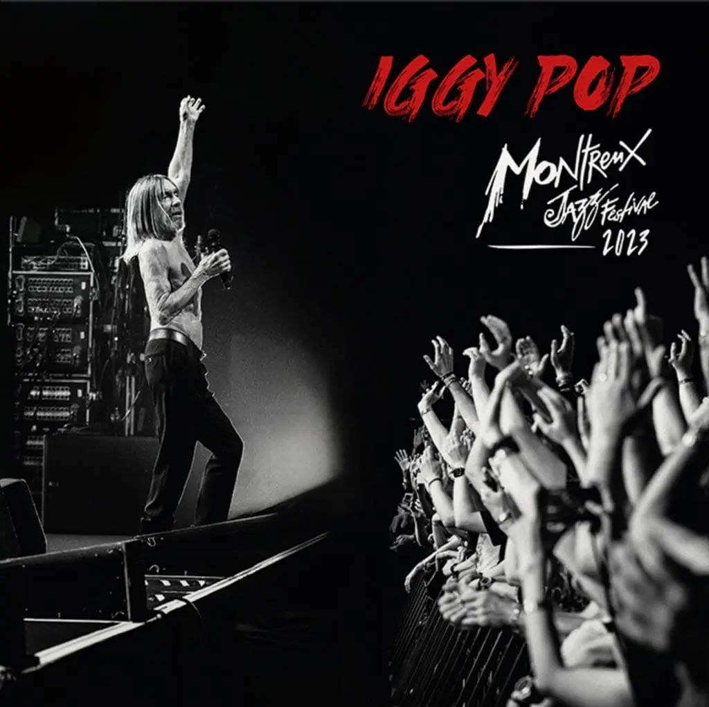 Photo en noir et blanc d'Iggy Pop sur scène, torse nu, tenant un micro, un bras levé. Une foule enthousiaste se dirige vers lui. Le texte indique : "Iggy Pop Montreux Jazz Festival 2023".