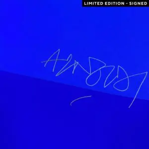 Une édition limitée avec deux tons de bleu et une grande signature argentée au centre. Une étiquette noire dans le coin supérieur droit indique ÉDITION LIMITÉE - SIGNÉE.