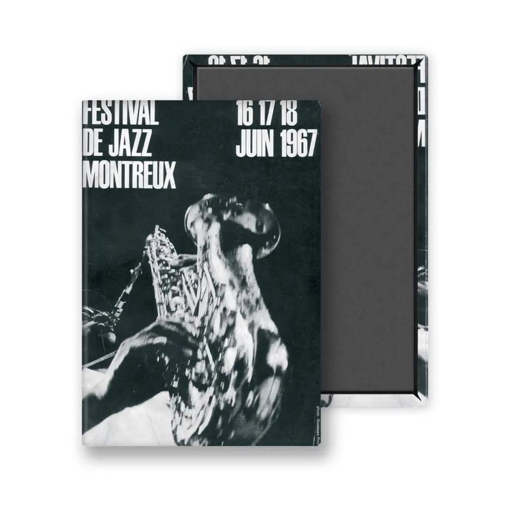 Le Magnet Giuseppe Pino, 1967 présente une photo floue en noir et blanc du saxophoniste Pino, le texte en gras et en blanc "Festival de Jazz Montreux 16 17 18 Juin 1967" et un couvercle magnétique qui révèle l'intérieur de la boîte.