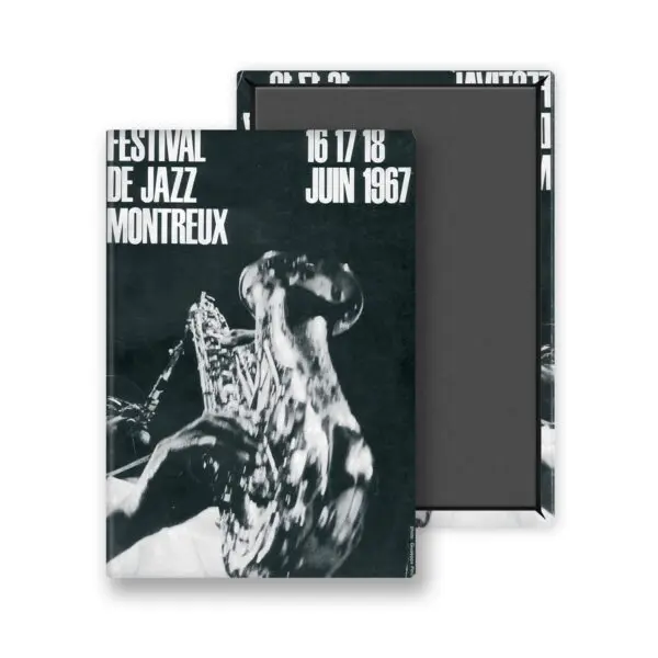 Le Magnet Giuseppe Pino, 1967 présente une photo floue en noir et blanc du saxophoniste Pino, le texte en gras et en blanc "Festival de Jazz Montreux 16 17 18 Juin 1967" et un couvercle magnétique qui révèle l'intérieur de la boîte.