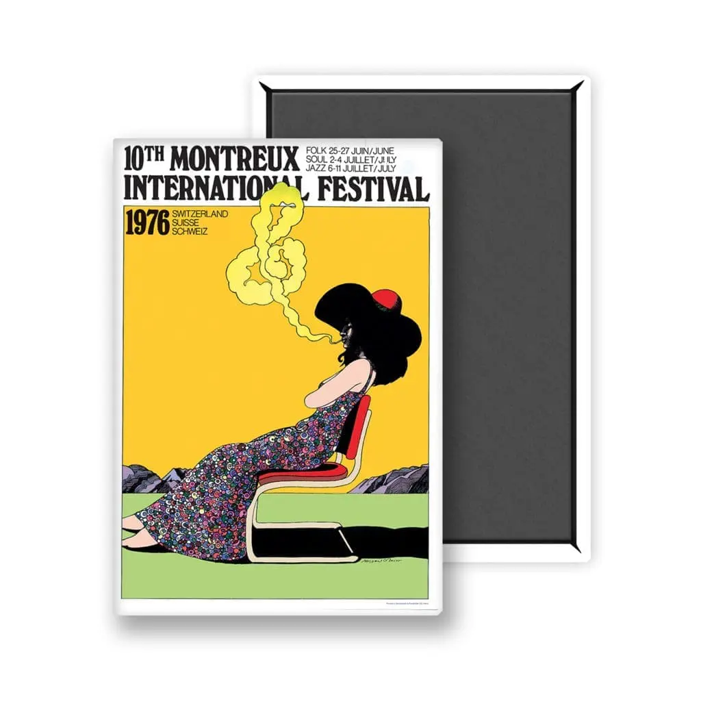 Magnet Milton Glaser, 1976 : Ce magnet représente une femme vêtue d'une robe à fleurs, assise sur une chaise et exhalant une fumée jaune, sur un fond jaune avec un texte noir en gras dans la partie supérieure.