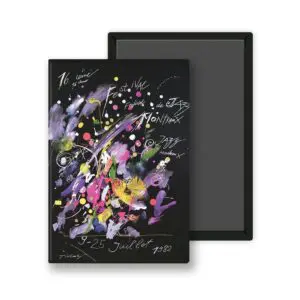 Une couverture de carnet abstraite vibrante avec des éclaboussures violettes, jaunes, roses et blanches, des dates de festival écrites à la main pour juillet 1982 et une boîte noire unie - aimant Jean Tinguely, style 1982.