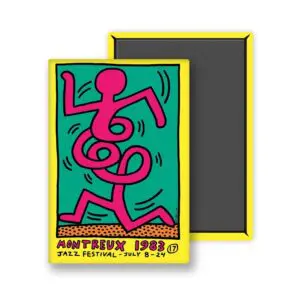Aimant lumineux inspiré de Keith Haring, représentant une figure abstraite rose sur fond vert avec des lignes audacieuses. L'inscription "Montreux 1983 Jazz Festival - July 8-24" est imprimée en jaune et rouge. Produit : Aimant Keith Haring, 1983 - Jaune.