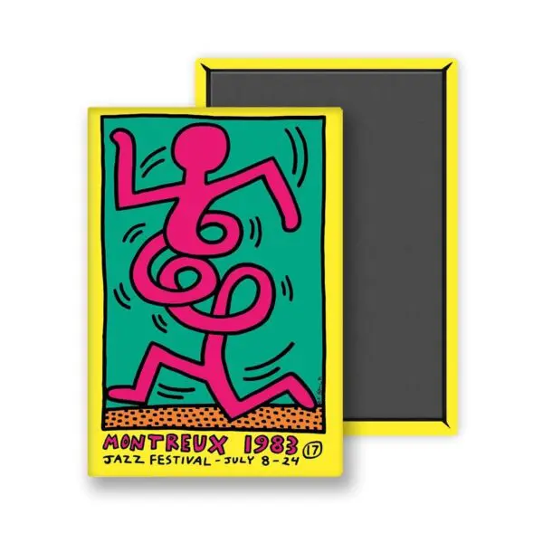 Aimant lumineux inspiré de Keith Haring, représentant une figure abstraite rose sur fond vert avec des lignes audacieuses. L'inscription "Montreux 1983 Jazz Festival - July 8-24" est imprimée en jaune et rouge. Produit : Aimant Keith Haring, 1983 - Jaune.