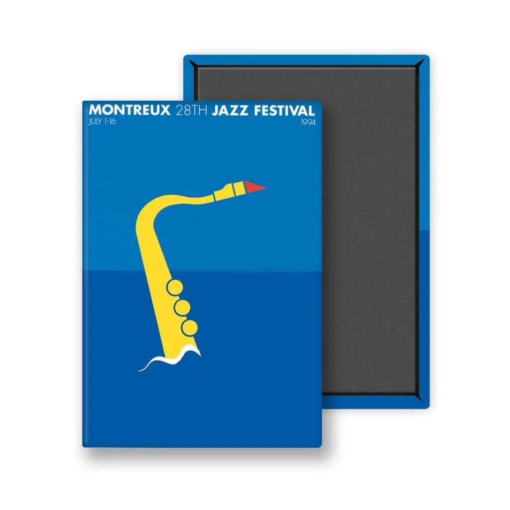 Un carnet nommé Magnet Per Arnoldi, 1994, avec une couverture bleue, un dessin minimaliste de saxophone jaune, et le texte "Montreux 28th Jazz Festival July 1-16 1994" en haut. Représenté fermé et partiellement ouvert.