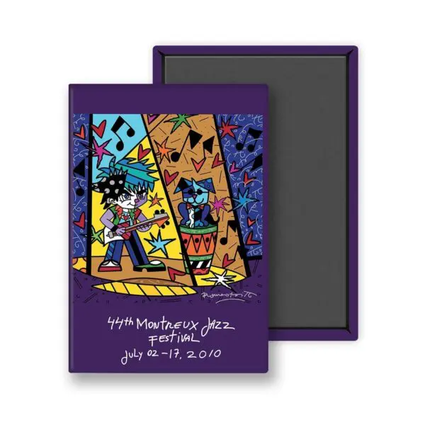 L'aimant Romero Britto, 2010, est un aimant rectangulaire coloré avec des chats de dessin animé jouant de la guitare et de la batterie parmi des notes de musique et des étoiles. Il comporte des formes abstraites et le texte "44th Montreux Jazz Festival, July 02-17, 2010.