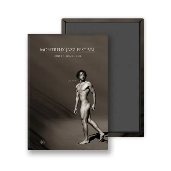 Le Magnet Greg Gorman, 2012, présente une image sépia d'un homme nu sur le sable avec la mention "LISTEN" au-dessus et les dates du Montreux Jazz Festival, du 29 juin au 14 juillet 2012, imprimées dans la partie supérieure.