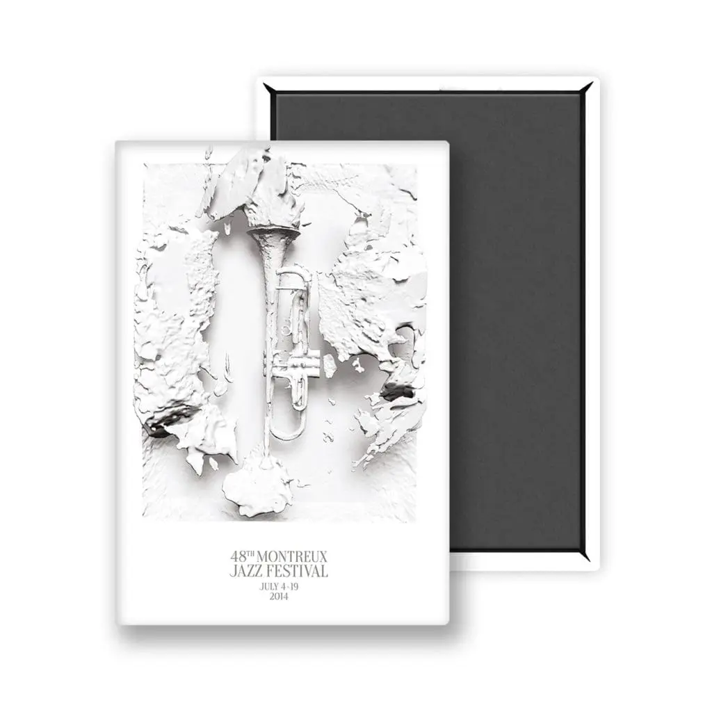 Une affiche blanche texturée intitulée "Magnet Yoann Lemoine (Woodkid), 2014" présente une trompette centrale, de la peinture écaillée et du texte : 48th Montreux Jazz Festival July 4-19 2014, se superposant partiellement à un cadre noir.