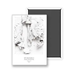 Une affiche blanche texturée intitulée "Magnet Yoann Lemoine (Woodkid), 2014" présente une trompette centrale, de la peinture écaillée et du texte : 48th Montreux Jazz Festival July 4-19 2014, se superposant partiellement à un cadre noir.