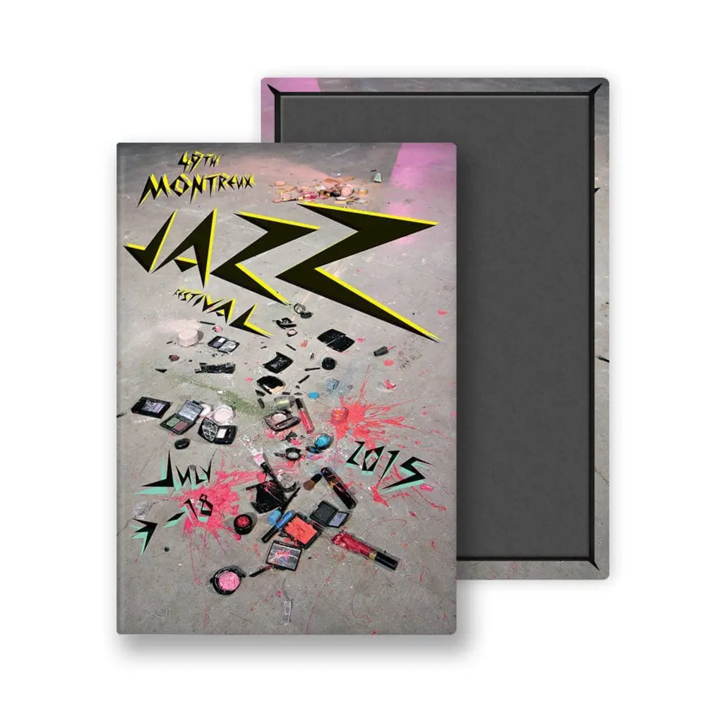 Affiche du 49e Montreux Jazz Festival 2015, inspirée par Magnet Sylvie Fleury, 2015 : texte jaune et noir en gras sur une photo de poudriers cassés sur du béton, avec les dates du 3 au 18 juillet en écriture stylisée.