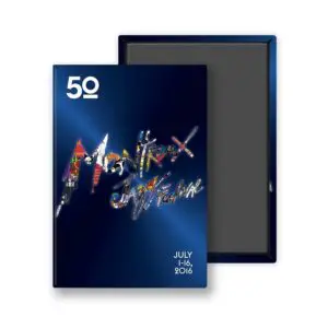 Le Magnet Giovanni Riva, 2016 est un carnet rectangulaire avec une couverture bleu foncé portant la mention "50" en haut à gauche, un lettrage artistique coloré et les dates du 1er au 16 juillet 2016 en bas à droite, conçu pour le Montreux Jazz Festival.