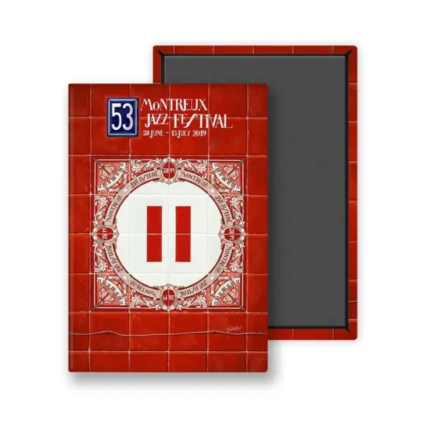 Une affiche rouge du Montreux Jazz Festival 2019 avec un motif de tuiles blanches et le symbole de la pause, étiquetée "53e Montreux Jazz Festival, 28 juin - 13 juillet 2019". Le Magnet Ignasi Monreal, 2019 - Pause est posé à côté d'un plateau noir.