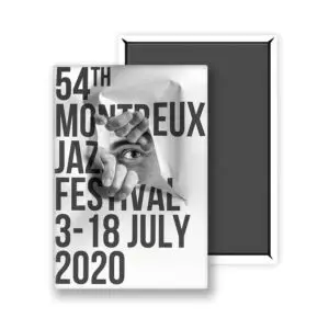 Une affiche pour le 54e Festival de jazz de Montreux (3-18 juillet 2020) présente un texte noir en gras sur fond blanc avec une main déchirant le papier - style JR aimant, 2020 - révélant un œil derrière les lettres.