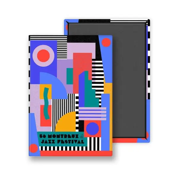 Un aimant vibrant pour le 56e Festival de Jazz de Montreux, conçu par Camille Walala en 2022, avec des formes géométriques audacieuses, des couleurs vives, des rayures et un style abstrait moderne, ainsi qu'un texte noir en bas.