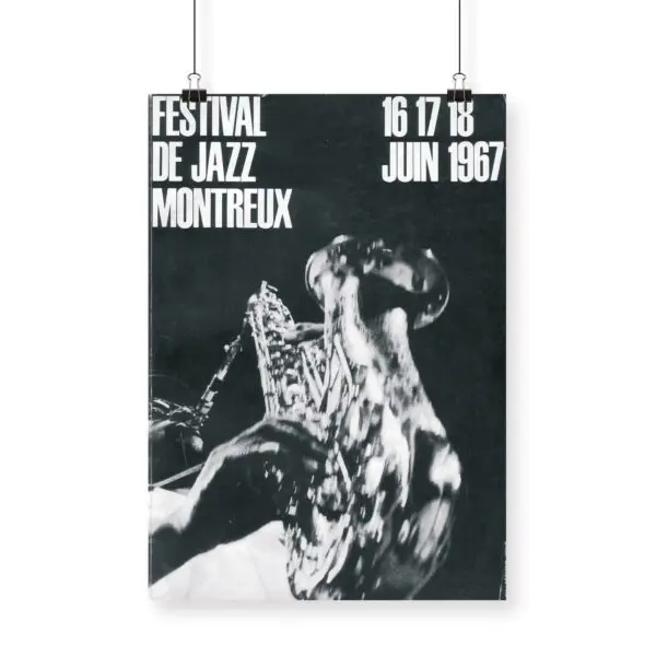 Affiche Giuseppe Pino, 1967 : Affiche en noir et blanc pour le Festival de jazz de Montreux, représentant un saxophoniste en gros plan flou, avec un texte blanc en gras indiquant les dates et le lieu de l'événement.