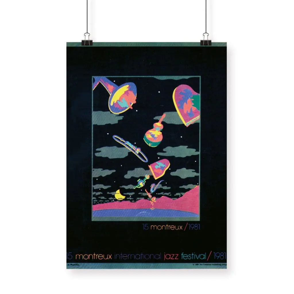 Affiche Nikki Martin Rue, 1981, présente des instruments de musique abstraits et vibrants flottant dans un ciel nocturne surréaliste au-dessus d'un paysage, avec des détails du 15e Festival international de jazz de Montreux au bas de l'affiche.