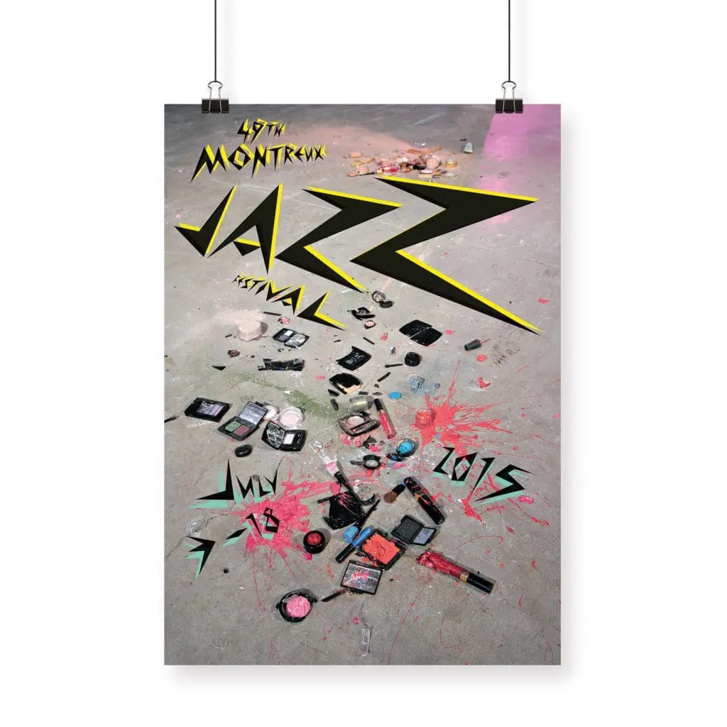 Affiche Sylvie Fleury, 2015 : Affiche pour le 49e Festival de jazz présentant un texte jaune et noir audacieux et déchiqueté sur du maquillage brisé sur du béton, avec des accents de poudre rose vif. Dates : Du 3 au 18 juillet 2015.