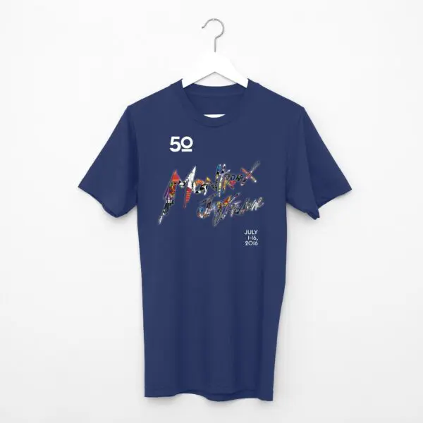 T-Shirt bleu marine Giovanni Riva, 2016, sur un cintre avec un texte vibrant du Montreux Jazz Festival, un 50 en gras sur le devant, et JULY 2024 en blanc en bas à droite.