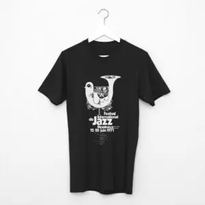 Le T-Shirt Bruno Gaeng, 1971 présente un graphique de tuba blanc avec des motifs musicaux et "Festival International de Jazz Montreux 12-20 juin 1971", conçu par Bruno Gaeng pour le Festival de Jazz de Montreux.