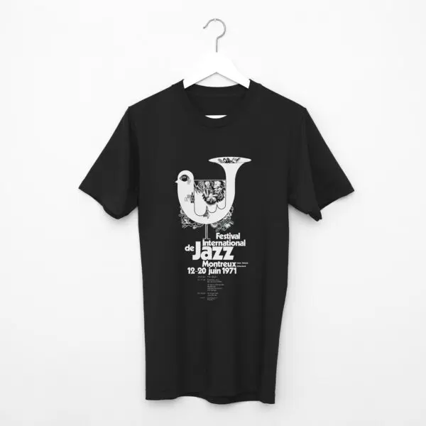 Le T-Shirt Bruno Gaeng, 1971 présente un graphique de tuba blanc avec des motifs musicaux et "Festival International de Jazz Montreux 12-20 juin 1971", conçu par Bruno Gaeng pour le Festival de Jazz de Montreux.