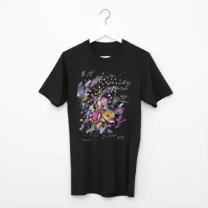 Un T-shirt noir sur un cintre présente un motif abstrait coloré avec des éclats de rose, de jaune, de violet et de blanc, ainsi qu'un texte et des chiffres écrits à la main sur le devant.