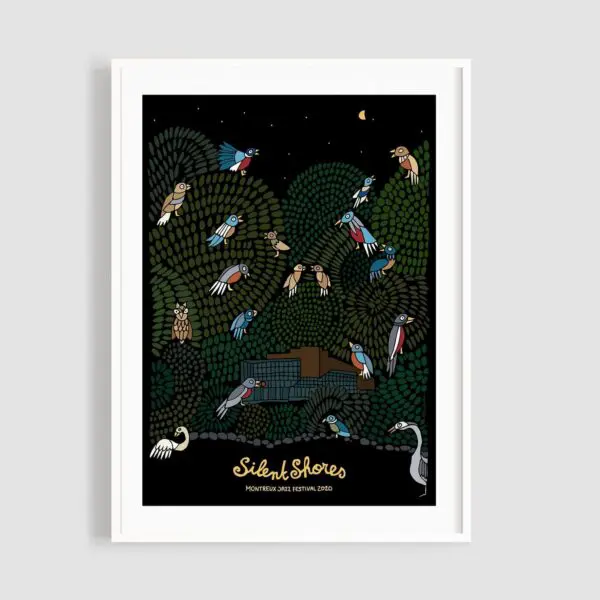 L'affiche illustrée "Silent Shores" d'Albin Christen représente des oiseaux sur des branches vertes sous un ciel étoilé, avec un lac et un héron blanc en contrebas. Le texte se lit comme suit : "Silent Shores, Moonriver Jazz Festival 2020, Montreux Jazz".