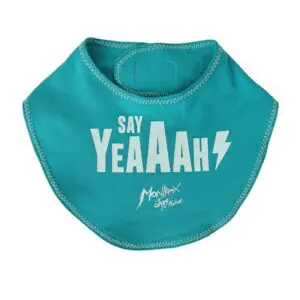 Le Bavoir Baby Say Yeaaah ! est un bavoir sarcelle avec des coutures blanches en zigzag, un texte en gras "SAY YeAAAH", un éclair et "Montreux Jazz Festival" dans une écriture élégante en dessous.