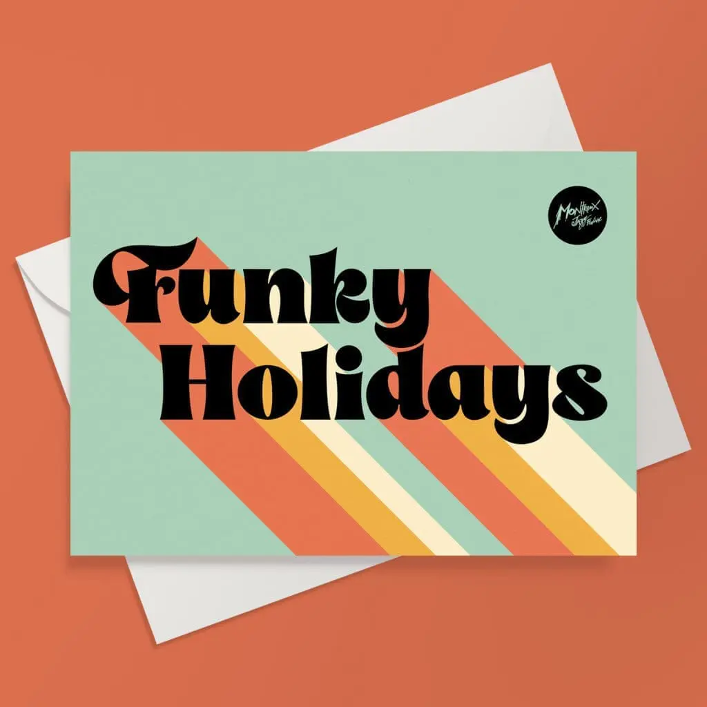 La "Funky Holidays, Carte de vœux" est ornée d'un lettrage rétro noir audacieux - faisant écho au Festival de Montreux - sur fond vert menthe avec des rayures diagonales rouges, jaunes et crème. Elle est présentée sur une surface orange avec une enveloppe blanche derrière.