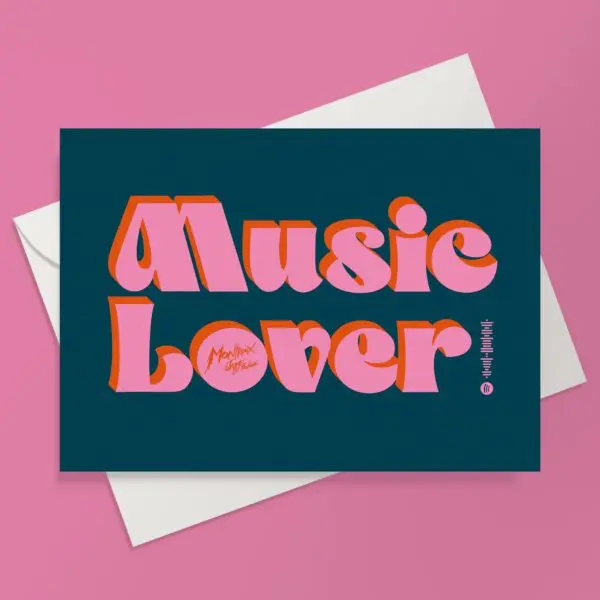 La carte de vœux "The Music Lover" présente un texte audacieux et rétro en rose et orange sur fond bleu foncé, qui fait écho à l'esprit vibrant du festival de Montreux. Elle est présentée sur une enveloppe blanche surmontée d'une surface rose.