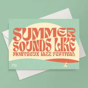 La carte de vœux "Summer Sounds Like Montreux Jazz Festival" présente un texte rétro orange gras et ondulé sur une forme jaune pâle sur un fond sarcelle clair, avec une enveloppe partiellement visible sous la carte.