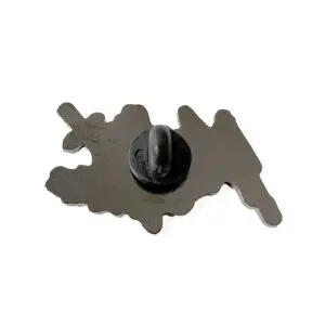 Épingle en métal émaillé ayant la forme d'une tache irrégulière, montrée de dos avec une pochette en caoutchouc noir attachée à la tige de l'épingle. La surface est brillante et de couleur foncée.