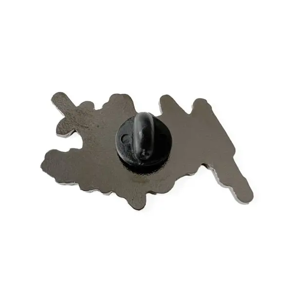 Épingle en métal émaillé ayant la forme d'une tache irrégulière, montrée de dos avec une pochette en caoutchouc noir attachée à la tige de l'épingle. La surface est brillante et de couleur foncée.