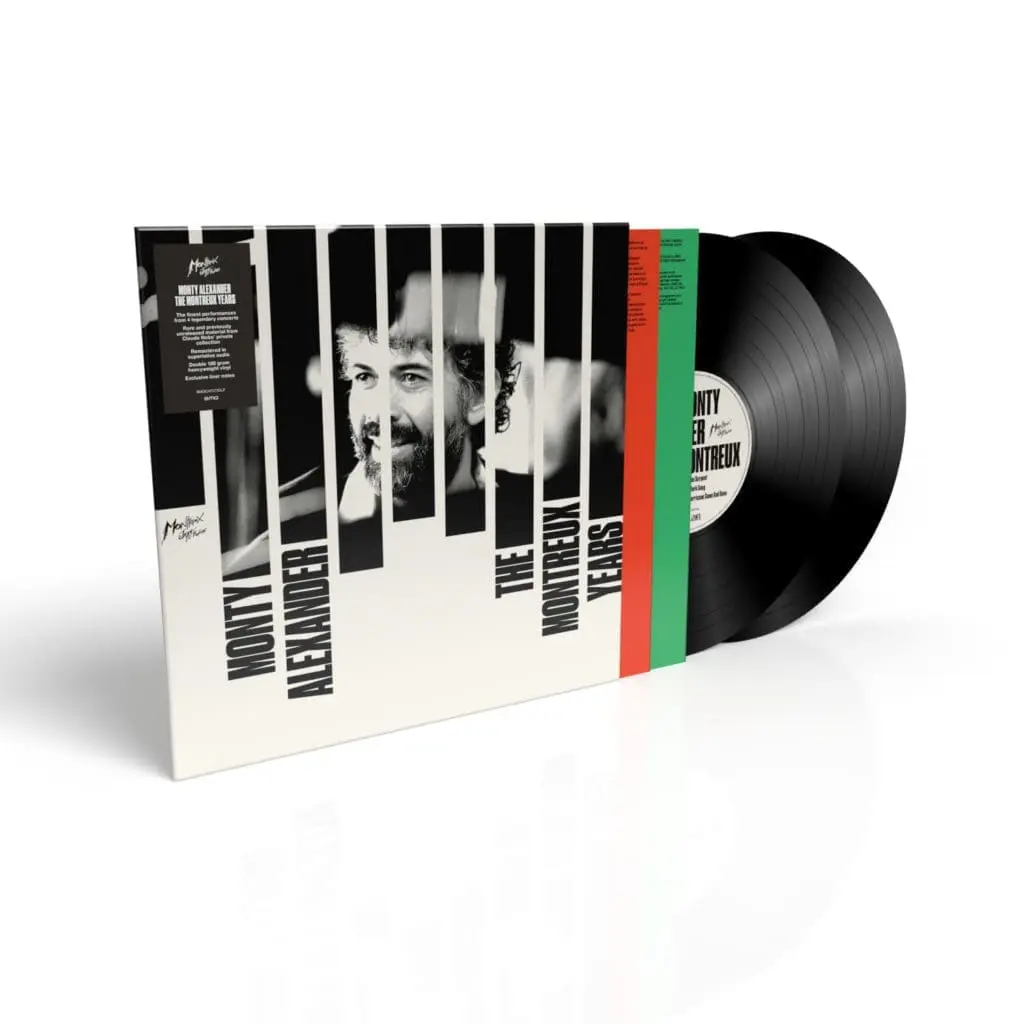 Un disque Monty Alexander, The Montreux Years, Double Vinyle est partiellement retiré de sa pochette, qui comporte une photo en noir et blanc de Monty Alexander et le nom de l'album en caractères gras.