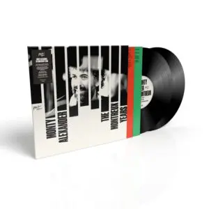 Un disque Monty Alexander, The Montreux Years, Double Vinyle est partiellement retiré de sa pochette, qui comporte une photo en noir et blanc de Monty Alexander et le nom de l'album en caractères gras.