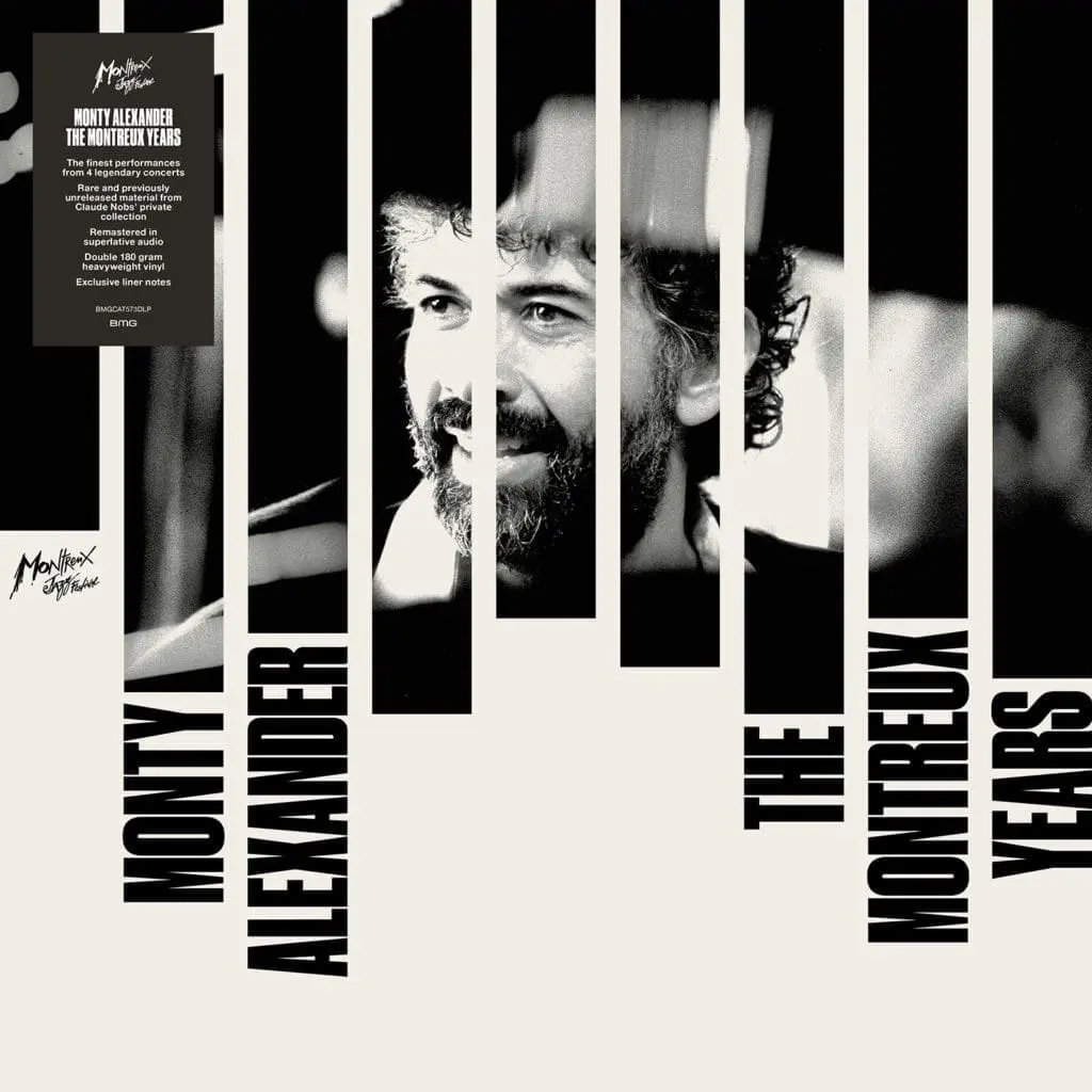 Pochette d'album en noir et blanc représentant un homme souriant aux cheveux bouclés et à la barbe, vu à travers des barres verticales. Le texte en gras indique Monty Alexander The Montreux Years sur les côtés de l'image.