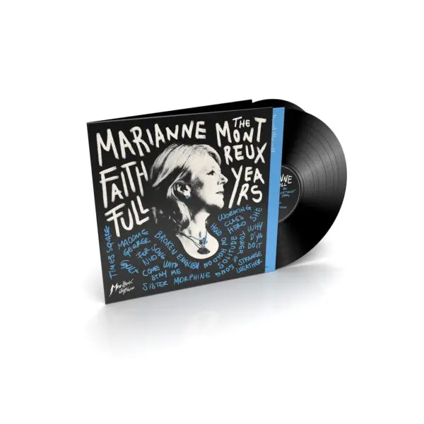 Un disque vinyle partiellement sorti de sa pochette, représentant l'album Marianne Faithfull : The Montreux Years. La pochette montre un profil de Marianne Faithfull en noir et blanc avec des titres de chansons écrits à la main.