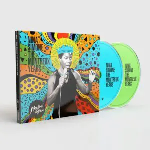 Le double CD Nina Simone, The Montreux Years, comporte une photo en noir et blanc de Nina Simone chantant sur la couverture, entourée de motifs abstraits vibrants, et comprend deux disques partiellement visibles, l'un vert et l'autre bleu.