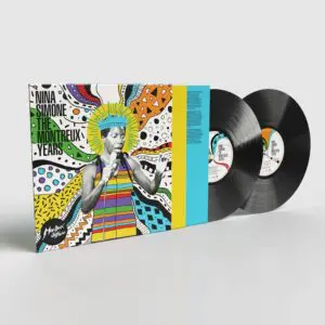Le double vinyle "Nina Simone, The Montreux Years" présente une illustration colorée de Nina Simone en train de chanter, sur un fond blanc avec des motifs et des textes audacieux et vibrants.