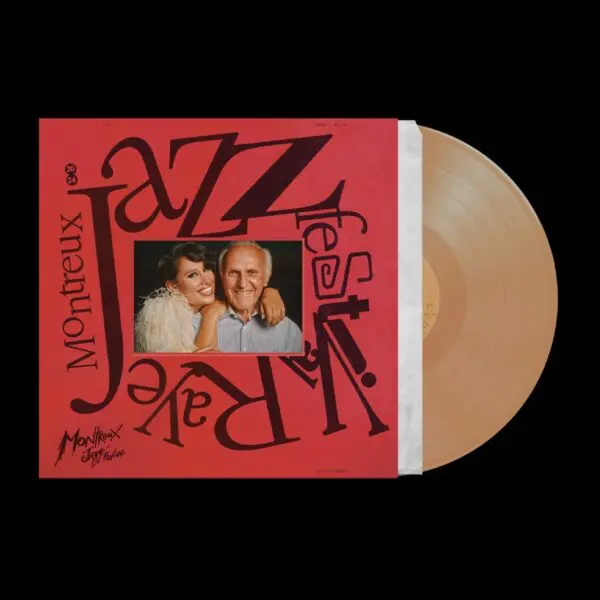 Un disque vinyle de couleur havane sort d'une pochette rouge ornée d'un lettrage gras et d'une image de RAYE, célébrant la sortie de "RAYE, Live at Montreux Jazz Festival, Vinyle".