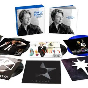 Un coffret intitulé "David Bowie 6 : I Can't Give Everything Away (2002 - 2016) Coffret", avec le portrait en noir et blanc de Bowie sur la couverture et plusieurs disques vinyles avec des pochettes d'album uniques et des photos de cette collection.