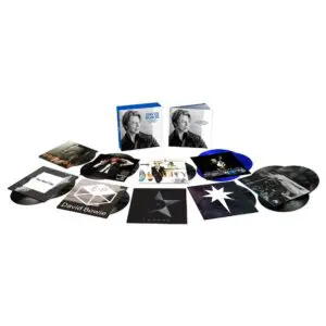 Une sélection de disques vinyles et de pochettes d'albums de David Bowie, dont deux coffrets David Bowie 6 : I Can't Give Everything Away (2002-2016) Coffret avec le portrait de Bowie, le tout présenté avec art sur un fond blanc.