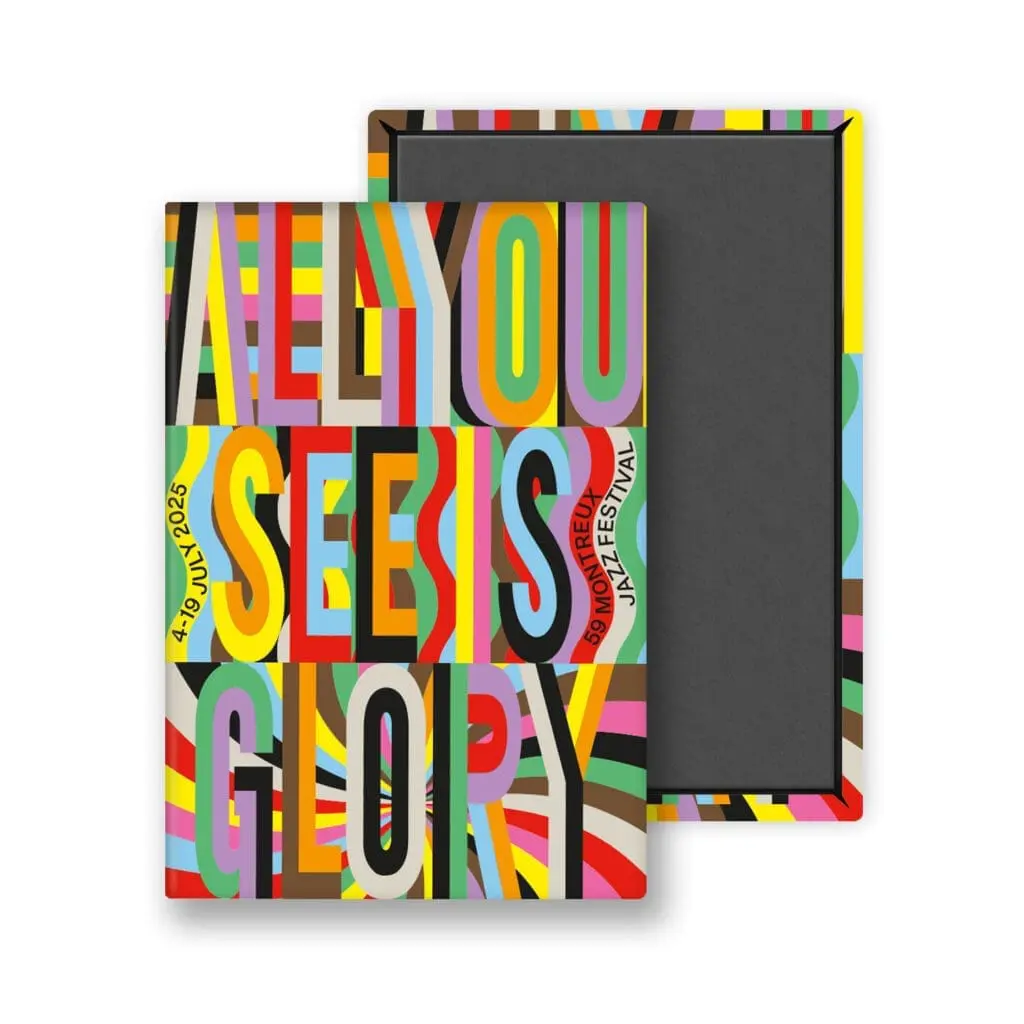 Le carnet Magnet Lakwena, 2025 présente une couverture multicolore vibrante avec un texte en gras indiquant ALL YOU SEE IS GLORY. Des rayures ondulées inspirées par l'énergie du jazz de Montreux et une boîte ouverte assortie complètent le design vivant.