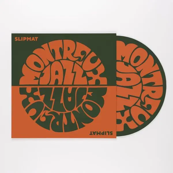 Le tapis et la housse Feutrine Vinyle Vintage sont ornés d'un lettrage rétro orange et vert "Montreux Jazz" dans un motif psychédélique circulaire sur fond blanc, reflétant l'esthétique vibrante de Lakwena.