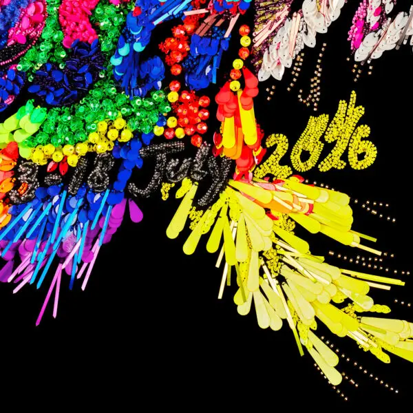 Des paillettes, des perles et des étincelles éclatent comme des feux d'artifice sur un fond noir dans le style de l'Affiche Kévin Germanier, 2026, avec "4th of July 2016" en lettres scintillantes.