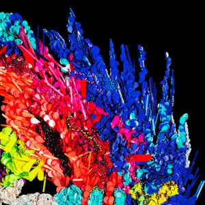 Des formes abstraites vibrantes de couleur bleue, rouge, rose, jaune et turquoise forment un motif chaotique sur un fond noir uni dans l'Affiche Kévin Germanier, 2026.